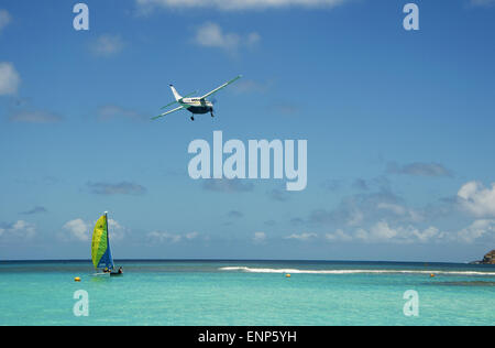 Saint-Barthélemy, St. Barths, dei Caraibi: un aereo decollare da Gustavo III Aeroporto visto da Saint Jean beach (Plage de Saint Jean) Foto Stock