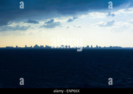 Ft Lauderdale skyline dal mare Foto Stock