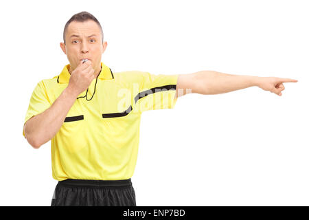 Arrabbiato arbitro di calcio soffia un fischio e dispositivo di puntamento con la sua mano isolati su sfondo bianco Foto Stock