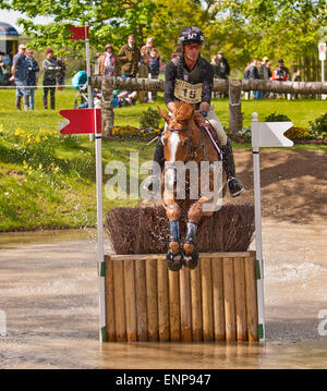 Badminton, UK. 09 Maggio, 2015. Badminton GLOUCESTERSHIRE REGNO UNITO.9 Maggio 2015 :Andrew Nicholson Nuova Zelanda riding Nereo, a Gatehouse nuovo stagno durante il 2015 Mitsubishi Badminton Horse Trials. Credito: charlie bryan/Alamy Live News Foto Stock