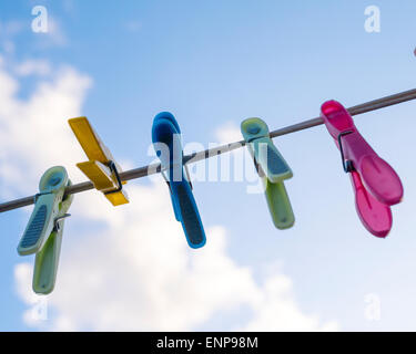 Vestiti di plastica pioli sulla linea di lavaggio Foto Stock