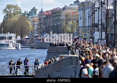 San Pietroburgo, Russia, 9 maggio, 2015. Migliaia di persone celebrano il giorno della vittoria sul terrapieno in inglese. Quest'anno le celebrazioni includono la parata navale che era meglio visibile da questo luogo Foto Stock