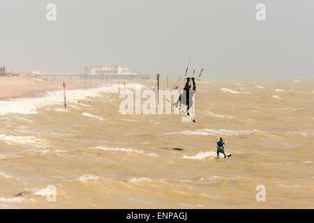 Forte & gusty venti e una marea sulla costa del West Sussex offrono le condizioni ideali per il kite e windsurf. Foto Stock