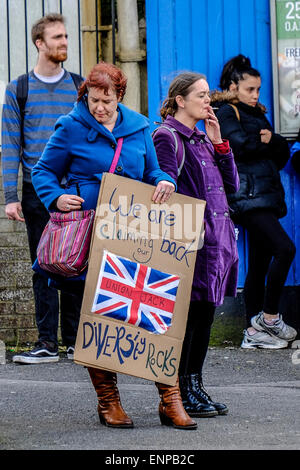 A Waltham Forest. Il 9 maggio 2015. Anti-fascisti si riuniscono per protestare contro un marzo detenute dall'Inglese Lega di difesa. Fotografo: Gordon scammell/Alamy Live News Foto Stock