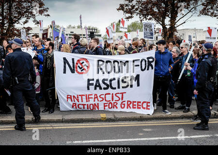 A Waltham Forest. Il 9 maggio 2015. Anti-fascisti si riuniscono per protestare contro un marzo detenute dall'Inglese Lega di difesa. Fotografo: Gordon Scammell/Alamy Live News Foto Stock