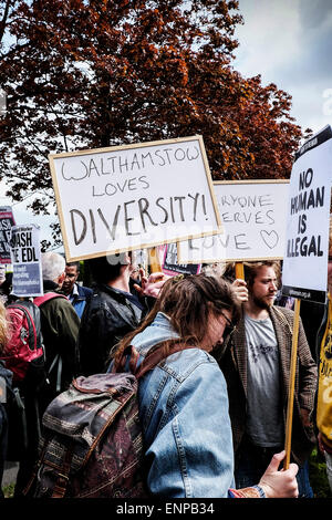 A Waltham Forest. Il 9 maggio 2015. Anti-fascisti si riuniscono per protestare contro un marzo detenute dall'Inglese Lega di difesa. Fotografo: Gordon Scammell/Alamy Live News Foto Stock