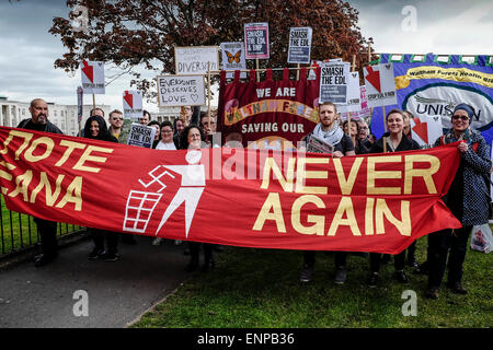 A Waltham Forest. Il 9 maggio 2015. Anti-fascisti si riuniscono per protestare contro un marzo detenute dall'Inglese Lega di difesa. Fotografo: Gordon Scammell/Alamy Live News Foto Stock