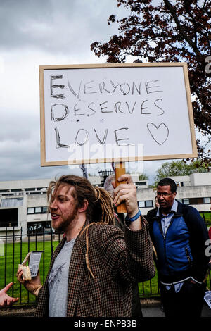 A Waltham Forest. Il 9 maggio 2015. Anti-fascisti si riuniscono per protestare contro un marzo detenute dall'Inglese Lega di difesa. Fotografo: Gordon Scammell/Alamy Live News Foto Stock