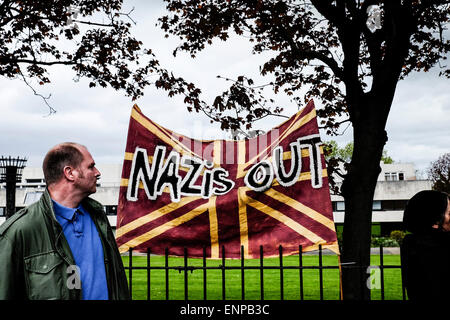 A Waltham Forest. Il 9 maggio 2015. Anti-fascisti si riuniscono per protestare contro un marzo detenute dall'Inglese Lega di difesa. Fotografo: Gordon Scammell/Alamy Live News Foto Stock