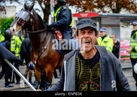 A Waltham Forest. Il 9 maggio 2015. Rabbia esplode tra snti-fascisti come essi si riuniscono per protestare contro un marzo detenute dall'Inglese Lega di difesa. Fotografo: Gordon Scammell/Alamy Live News Foto Stock