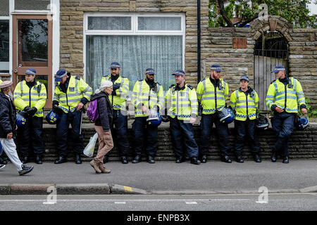 A Waltham Forest. Il 9 maggio 2015. Metropolitan poliziotti attendere l arrivo di anti-fascisti che si raccolgono per protestare contro un marzo detenute dall'Inglese Lega di difesa. Fotografo: Gordon Scammell/Alamy Live News Foto Stock