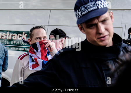 A Waltham Forest. Il 9 maggio 2015. Una difesa inglese membro della Lega nasconde il suo volto come anti-fascisti si riuniscono per protestare contro un marzo detenute dall'EDL. Fotografo: Gordon Scammell/Alamy Live News Foto Stock