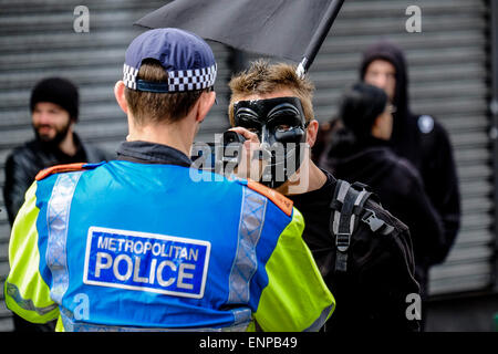 A Waltham Forest. Il 9 maggio 2015. Anti-fascisti si riuniscono per protestare contro un marzo detenute dall'Inglese Lega di difesa. Fotografo: Gordon Scammell/Alamy Live News Foto Stock