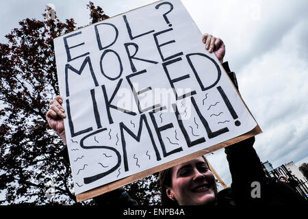 A Waltham Forest. Il 9 maggio 2015. Anti-fascisti si riuniscono per protestare contro un marzo detenute dall'Inglese Lega di difesa. Fotografo: Gordon Scammell/Alamy Live News Foto Stock