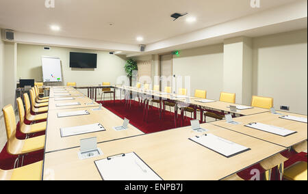 Interno di una moderna sala conferenze, tavole con alimentatore incorporato. Foto Stock