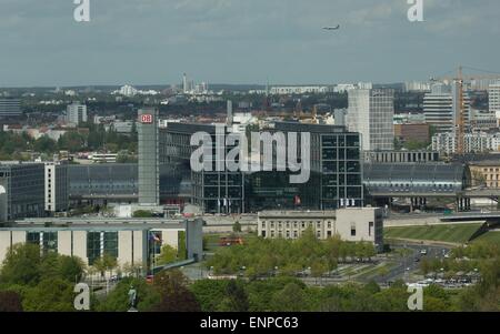 Berlino, Germania. 04 Maggio, 2015. Vista la principale stazione ferroviaria di Berlino, Germania, 04 maggio 2015. Foto: Joerg Carstensen/dpa/Alamy Live News Foto Stock