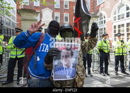 Londra, Regno Unito. 9 maggio 2015. Nella foto: i dimostranti fuori il Tory campagna elettorale uffici in Matthew Parker Street. Diverse centinaia di dimostranti si sono riuniti a Westminster e hanno marciato attraverso il centro di Londra di due giorni dopo il 2015 elezioni generali in segno di protesta del nuovo David Cameron/Partito Conservatore di governo e più tagli al welfare. Foto: Nick Savage/Alamy Live News Foto Stock