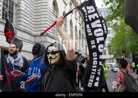 Westminster London, Regno Unito. Il 9 maggio 2015. Guerra di classe i manifestanti hanno marciato dal partito conservatore quartier generale a Downing street contro di austerità e di tagli un giorno dopo David Cameron ha vinto una maggioranza per diventare primo Ministro Credito: amer ghazzal/Alamy Live News Foto Stock