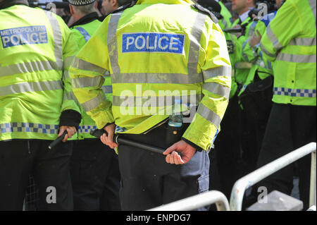 Londra, Regno Unito. Il 9 maggio 2015. Anti austerità dimostranti muoversi intorno al centro di Londra, cantando e portando gli striscioni. Credito: Matteo Chattle/Alamy Live News Foto Stock