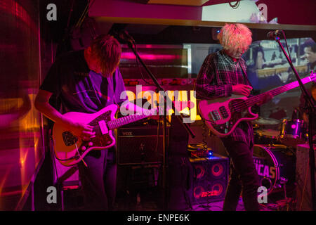 Londra, Regno Unito. Mercoledì 22 Aprile 2015. Indie band rostri frantumato suonare dal vivo presso il sociale a Londra. Foto Stock