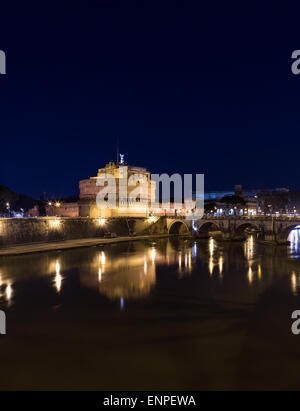 Castel Sant'Angelo (Castello del Santo Angel) e il Ponte Sant'Angelo bridge di notte. Foto Stock