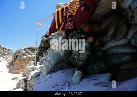 Shingal, Iraq. Il 7 maggio, 2015. Soldati Peshmerga pesante scambio di cannonate con ISIS fighters come i combattimenti si intensifica anche dopo numerose incursioni aeree dalla forza aerea irachena su Stato islamico posizioni situate all'interno della città di Shingal, Iraq. © Osie Greenway/ZUMA filo/ZUMAPRESS.com/Alamy Live News Foto Stock