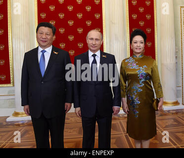 Mosca, Russia. 9 maggio 2015. Il presidente cinese Xi Jinping (L) e sua moglie Peng Liyuan (R) sono accolti dal presidente russo Vladimir Putin al Cremlino di Mosca, Russia, 9 maggio 2015. Xi, ospitato da Putin è stato tra i più di 20 leader dei paesi, regioni e organizzazioni internazionali a partecipare alla manifestazione commemorativa segnando il settantesimo anniversario della vittoria della Grande Guerra Patriottica di sabato. Credito: Rao Aimin/Xinhua/Alamy Live News Foto Stock