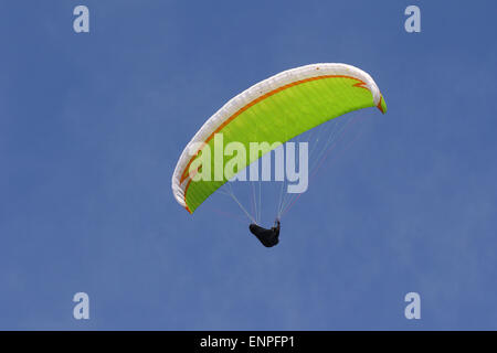 Colore Lime parachute in alto nel cielo Foto Stock