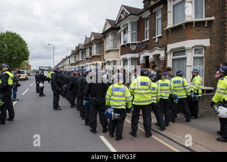 Anti-fascisti manifestanti sono tenuti in una polizia 'bollitore' dopo il tentativo di affrontare la difesa inglese League Supporters a Walthamstow marzo. Foto Stock