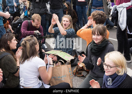 Londra, 9 maggio 2015. Persone di sedersi e bloccare la strada a Westminster Bridge durante una dimostrazione in centro a Londra in segno di protesta per il 7° maggio 2015 generale risultato elettorale, che ha visto i conservatori vincere una maggioranza. Foto Stock