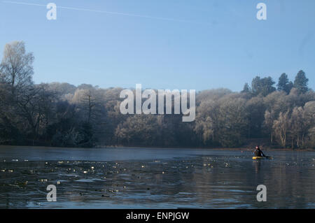 Kayaker su un lago ghiacciato Foto Stock