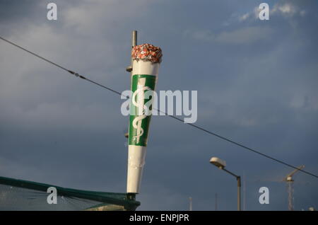 Atene, Grecia. 09 Maggio, 2015. Una plastica Cannabis sigaretta. Persone in piazza Syntagma raccolti come parte del 1 ° Atene Protestival Cannabis per chiedere la legalizzazione della cannabis in Grecia. Credito: George Panagakis/Pacific Press/Alamy Live News Foto Stock