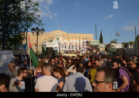 Atene, Grecia. 09 Maggio, 2015. Persone in piazza Syntagma raccolti come parte del 1 ° Atene Protestival Cannabis per chiedere la legalizzazione della cannabis in Grecia. Credito: George Panagakis/Pacific Press/Alamy Live News Foto Stock