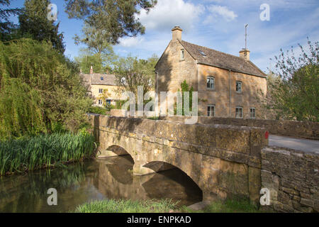 Il Fiume Windrush passando attraverso il villaggio Costwold di Naunton , Gloucestershire, England, Regno Unito Foto Stock