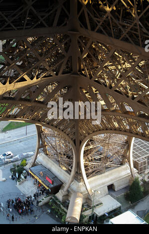 Torre Eiffel, close-up dettaglio del passaruota e la struttura a reticolo Foto Stock