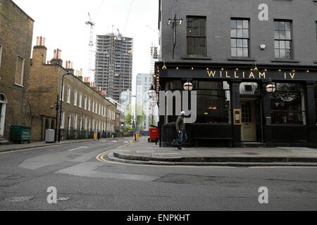 La vista sulla strada del Canaletto di edifici in fase di costruzione e il William IV pub dall'angolo della pastorella a piedi e Micawber Street nel quartiere di Islington London N1 KATHY DEWITT Foto Stock