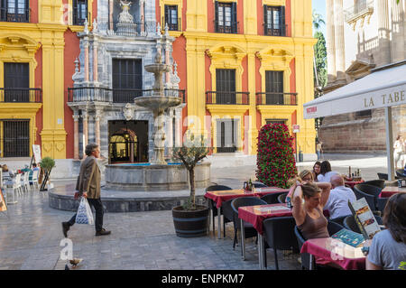 Malaga, Spagna. Malaga, Spagna. La gente seduta a una terrazza presso il Palazzo del Vescovo (Palacio Episcopal) presso il Vescovo piazza (Plaza del Foto Stock