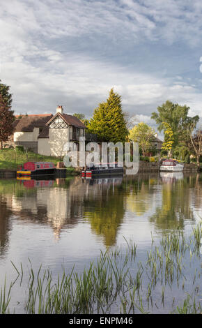 Nel tardo pomeriggio riflessioni a Bidford on Avon, Warwickshire, Inghilterra, Regno Unito Foto Stock