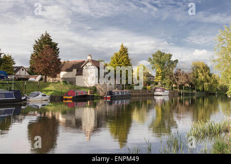 Nel tardo pomeriggio riflessioni a Bidford on Avon, Warwickshire, Inghilterra, Regno Unito Foto Stock