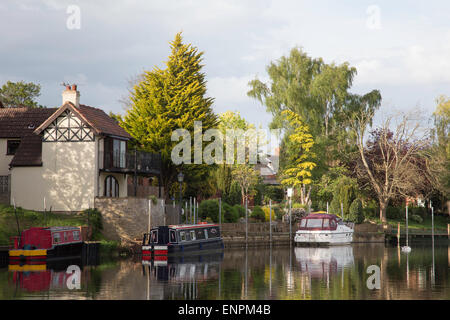 Nel tardo pomeriggio riflessioni a Bidford on Avon, Warwickshire, Inghilterra, Regno Unito Foto Stock