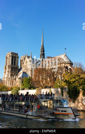 Tour in barca sul fiume Senna passa la cattedrale di Notre Dame in una soleggiata giornata autunnale. Foto Stock