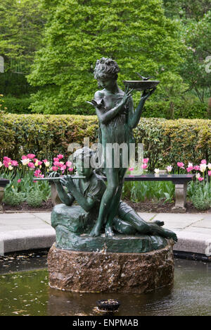 Il giardino segreto fontana presso il Conservatorio Garden di Central Park di New York Foto Stock