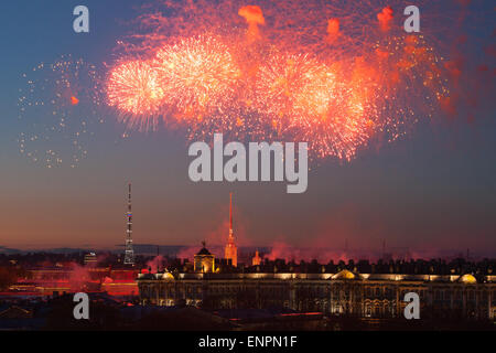 San Pietroburgo. Il 10 maggio, 2015. Fuochi d'artificio sono visti durante un evento che segna il settantesimo anniversario della vittoria della Grande Guerra Patriottica, a San Pietroburgo, Russia, 9 maggio 2015. Credito: Xinhua/Alamy Live News Foto Stock