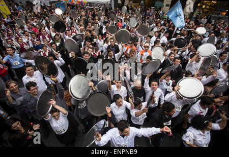 Buenos Aires, Argentina. 9 maggio 2015. I concorrenti celebrare dopo la dodicesima i camerieri e le cameriere gara di Buenos Aires, capitale dell'Argentina, 9 maggio 2015. Oltre 400 partecipanti hanno gareggiato lungo una di 1.600 metri del circuito. Credito: Martin Zabala/Xinhua/Alamy Live News Foto Stock