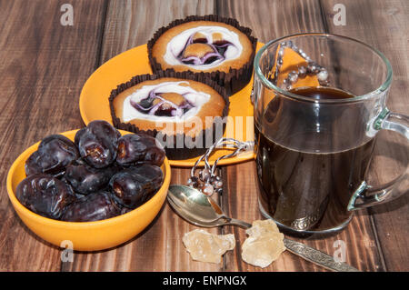 Tazza di caffè date torta e zucchero di cristallo navat Foto Stock