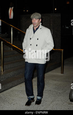 'Mad uomini' star Jon Hamm è vestito per la caduta di un pisello e il cappotto di newsboy cap come egli ha individuato a camminare da sola in midtown Manhattan offre: Jon Hamm dove: New York City, Stati Uniti quando: 04 Nov 2014 Foto Stock