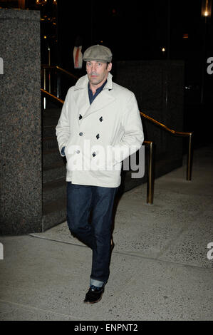 'Mad uomini' star Jon Hamm è vestito per la caduta di un pisello e il cappotto di newsboy cap come egli ha individuato a camminare da sola in midtown Manhattan offre: Jon Hamm dove: New York City, Stati Uniti quando: 04 Nov 2014 Foto Stock