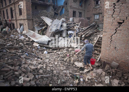 Shanku, Nepal. 9 maggio 2015. Un uomo porta un secchio di acqua per la sua famiglia in Shanku il 9 maggio 2015 a Kathmandu, Nepal. Una delle principali 7.9 terremoto ha colpito Kathmandu a metà giornata di sabato 25 aprile, molte case, palazzi e templi della capitale erano distrutti durante il terremoto, lasciando oltre 7000 morti e molti più intrappolato sotto i detriti come emergenza soccorritori tentativo di rimozione dei detriti e trovare superstiti. Credito: Suvra Kanti Das/ZUMA filo/ZUMAPRESS.com/Alamy Live News Foto Stock