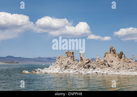 Lago mono in California's high desert con torri di tufo e puffy nuvole. Foto Stock