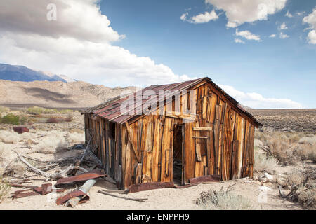 Abbandonato il vecchio minatore della cabina in Benton Hot Springs nell'alto Deserto della California. Foto Stock